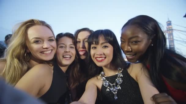 As amigas posam para tirar uma selfie — Vídeo de Stock