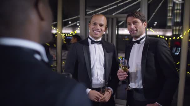 Colleagues chatting at formal social event — Stock Video