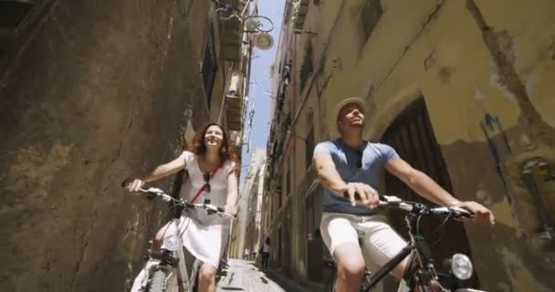 Couple cycling in Italian city — Stock Video