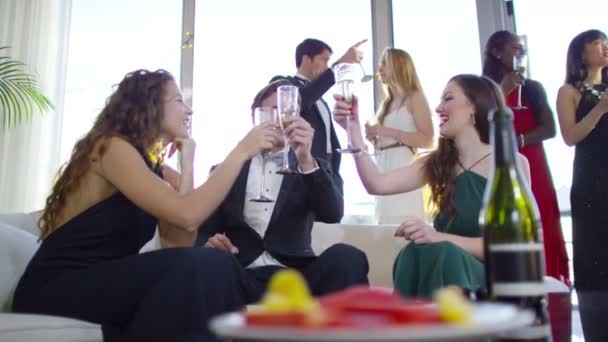 Amici socializzare alla festa elegante — Video Stock