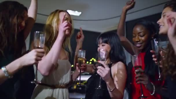 Amigos do sexo feminino em festa sofisticada — Vídeo de Stock
