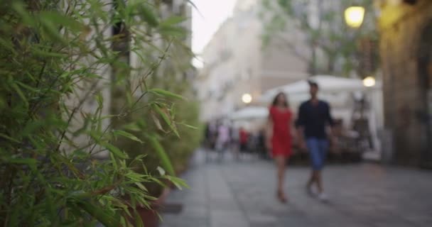 Ζευγάρι περπατά μέσα από την ιταλική πόλη — Αρχείο Βίντεο