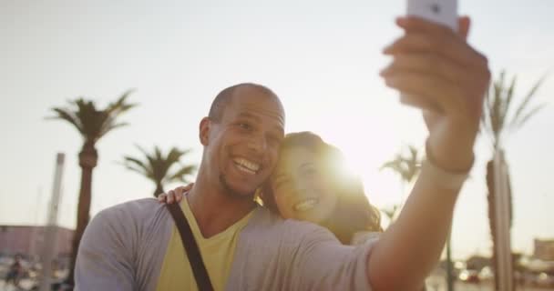 Pareja posando para la foto — Vídeo de stock