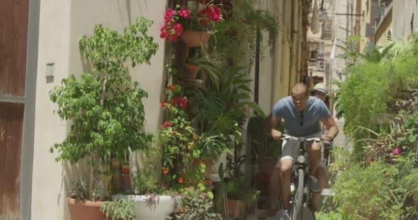 Ciclismo en pareja en la ciudad italiana — Vídeo de stock