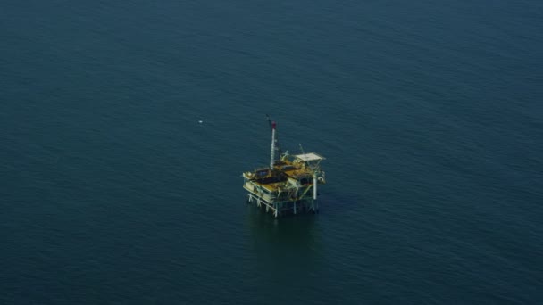 California oil rig platform out at sea — Stock Video