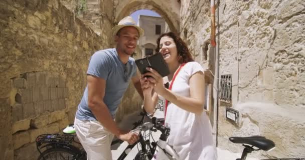 Casal com bicicletas de turismo na cidade — Vídeo de Stock