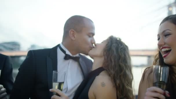 Casal compartilhar um beijo na festa — Vídeo de Stock