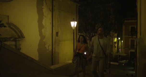 Pareja caminando por la calle — Vídeo de stock