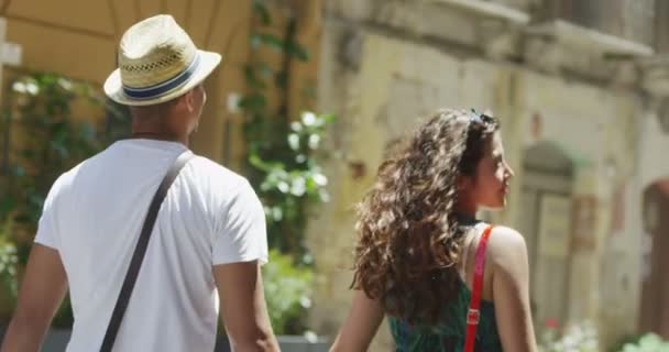 Couple marchant dans la rue — Video