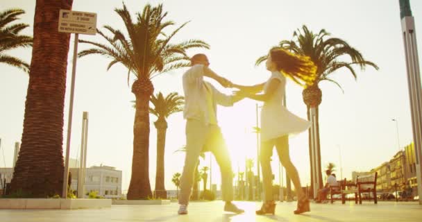 Romantisk par som danser utendørs – stockvideo