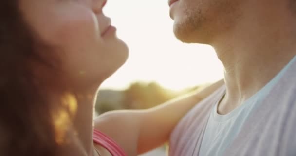 Pareja enamorada al aire libre — Vídeos de Stock