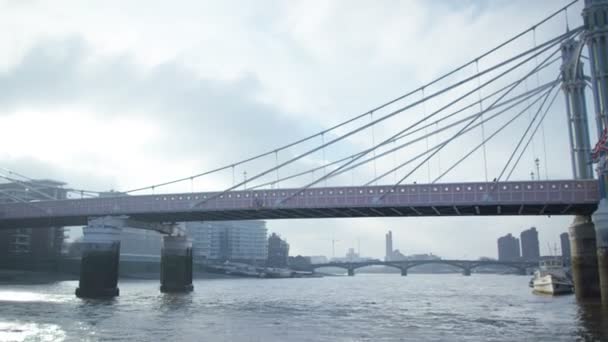 El Albert Bridge en Chelsea Harbour, Londres — Vídeo de stock