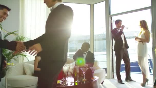 Freunde treffen sich bei eleganter Party — Stockvideo