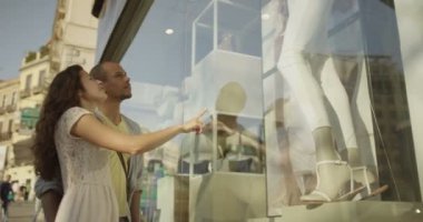 Çift pencere şehirde alışveriş