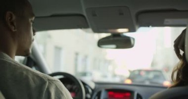  İki araba sonra bir öpücük paylaşmak