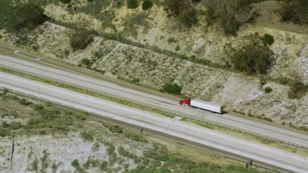 Carros dirigindo na estrada Califórnia — Vídeo de Stock