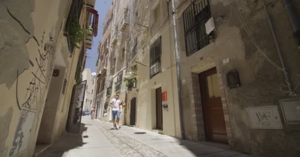 Casal andando pela rua — Vídeo de Stock