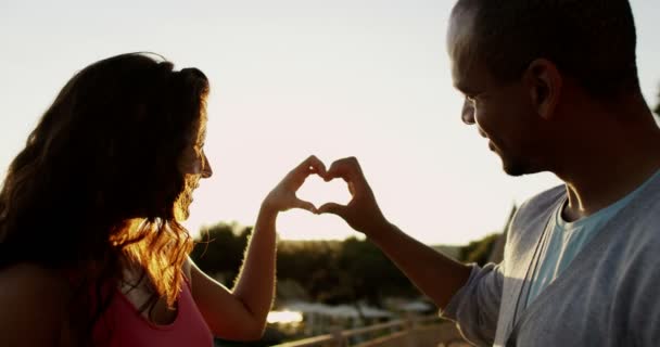 Casal fazer uma forma de coração com as mãos — Vídeo de Stock