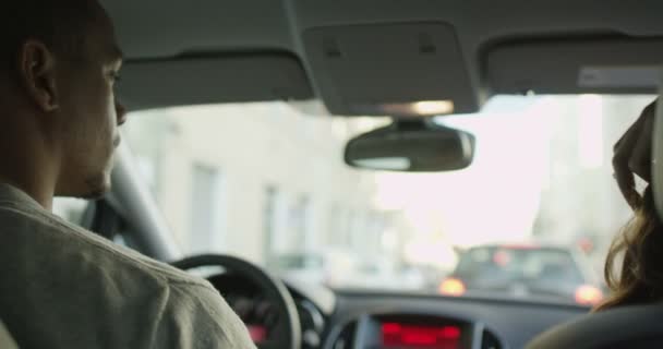 Pareja en coche compartir un beso — Vídeo de stock