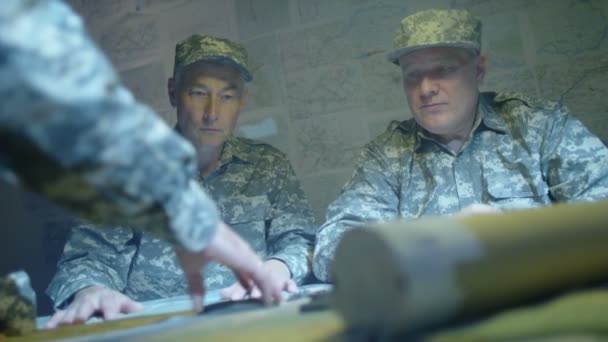 Oficiales militares discutiendo estrategia de batalla — Vídeo de stock