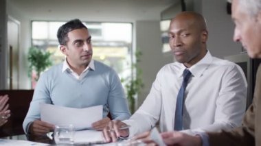 rakamlar ekibi ile tartışırken Yöneticisi