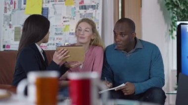 fikirleri tartışmak iş takım