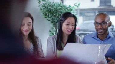  adam bir toplantı panelinde karşısında oturur