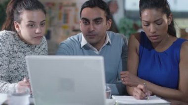 tartışırken iş adamları iş üstünde laptop