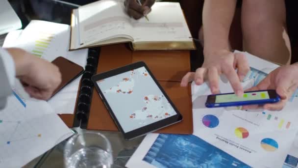 Mãos usando tablet computador — Vídeo de Stock