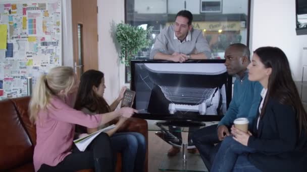 gens d'affaires discutant de conception de produits 