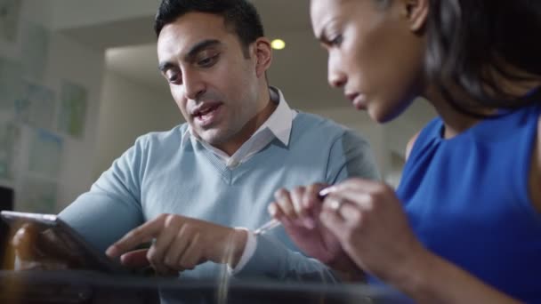 Profesionales que discuten cifras en tableta — Vídeos de Stock