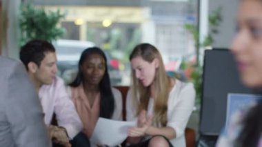 Kendine güvenen işkadını takım önünde duran