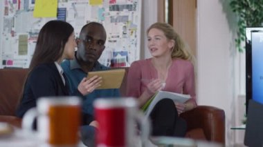 fikirleri tartışmak iş takım