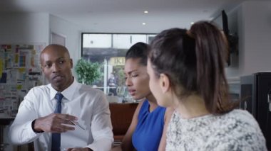 erkek çalışma arkadaşları ile Toplantı