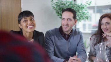  adam bir toplantı panelinde karşısında oturur