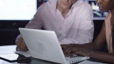 iş adamı ve iş kadını el sallamak