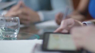 İşadamı el bilgisayar tablet kullanma 