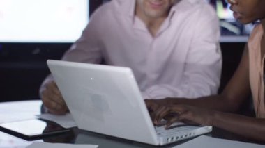 iş adamı ve iş kadını el sallamak