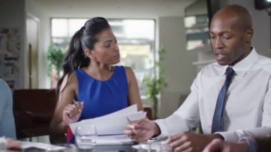 rakamlar ekibi ile tartışırken Yöneticisi