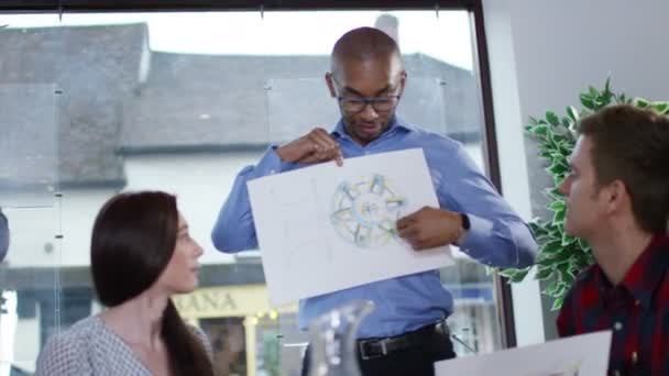  équipe de conception brainstorming pour des idées 