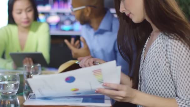 Groupe d'affaires en réunion 