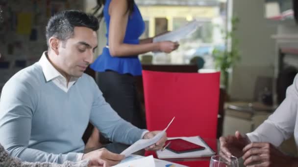 Professionals bespreken van cijfers in een vergadering — Stockvideo