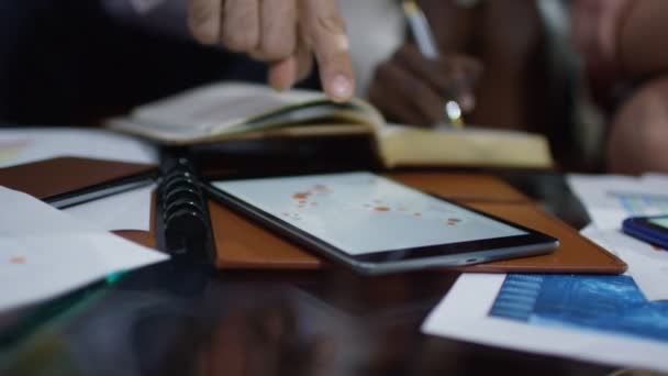 Mãos usando tablet computador — Vídeo de Stock