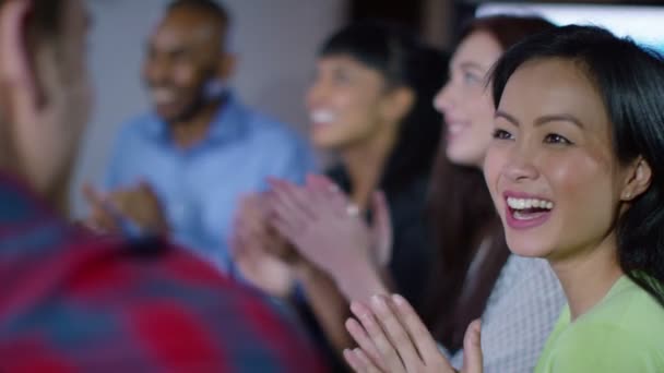 Gruppo di lavoro applaudendo in riunione — Video Stock