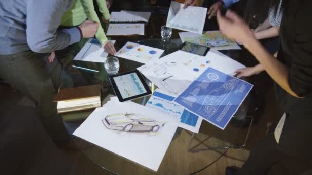 Equipe de design brainstorming para ideias — Vídeo de Stock