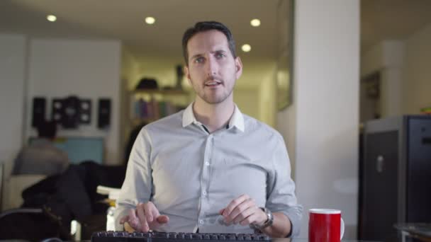 Pracownik biurowy, praca w jego komputerze — Wideo stockowe
