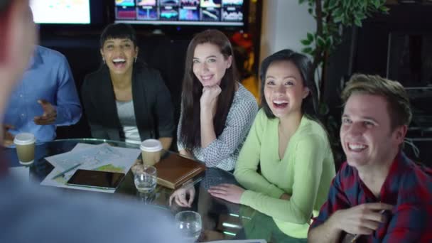  groupe d'affaires riant lors d'une réunion 