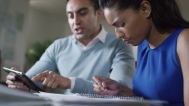 rakamlar tablet üzerinde tartışırken uzmanları