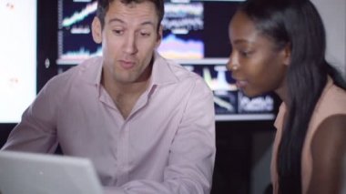 iş adamı ve iş kadını el sallamak