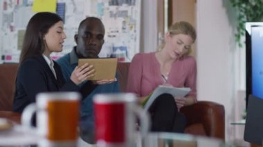 fikirleri tartışmak iş takım